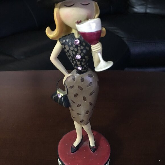Lady Figurine - Picture 2 of 6